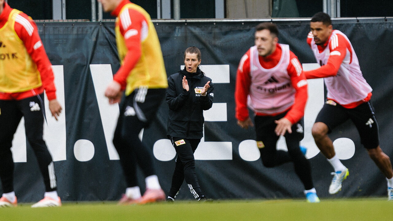 La prima donna ad allenare la squadra maschile di uno dei top campionati di calcio