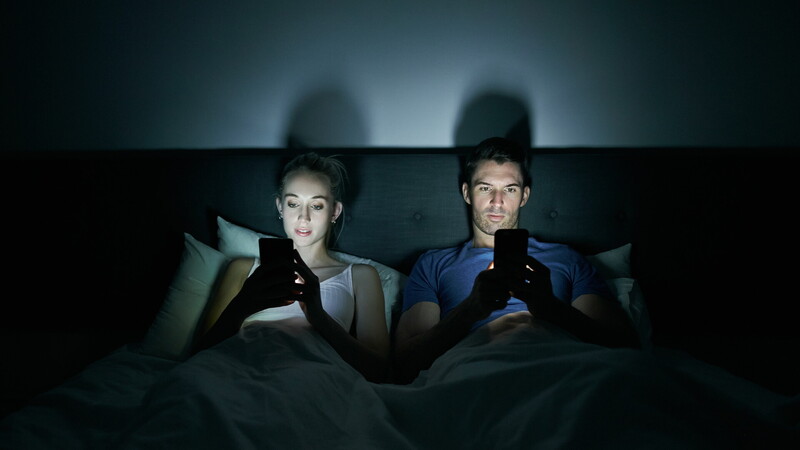 È lo smartphone il vero terzo incomodo nella tua coppia?