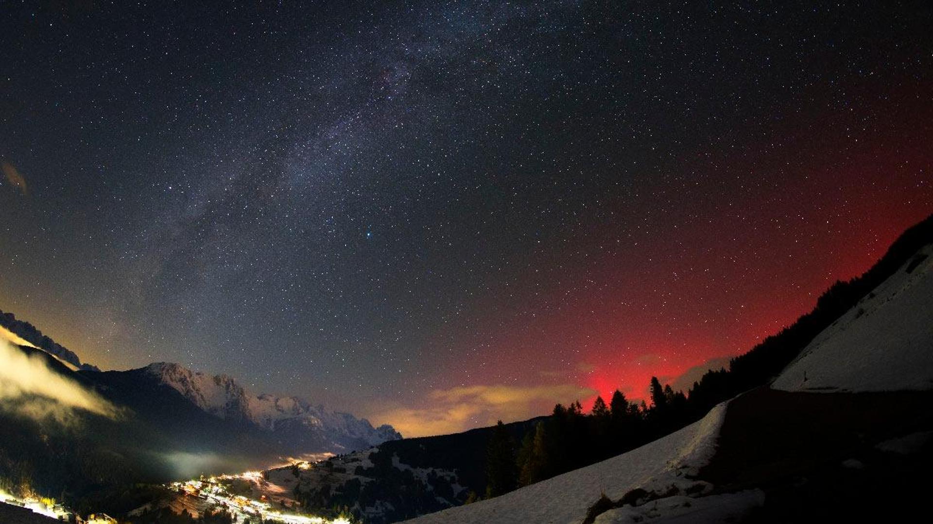 Aurora boreale sulle Dolomiti, la foto dal Cadore scelta dalla Nasa