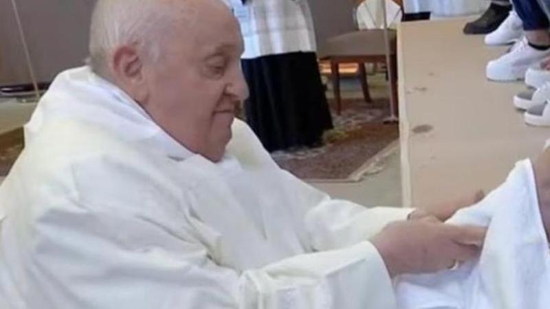 Per la lavanda dei piedi il Papa usa il grembiule tessuto nella
