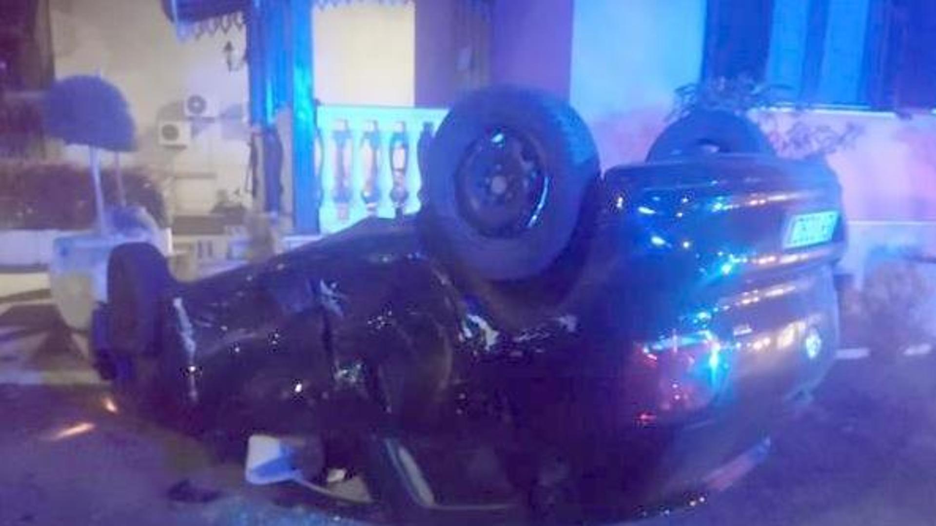 Ostiglia Auto Cappotta E Finisce Contro Le Fioriere Del Ristorante 
