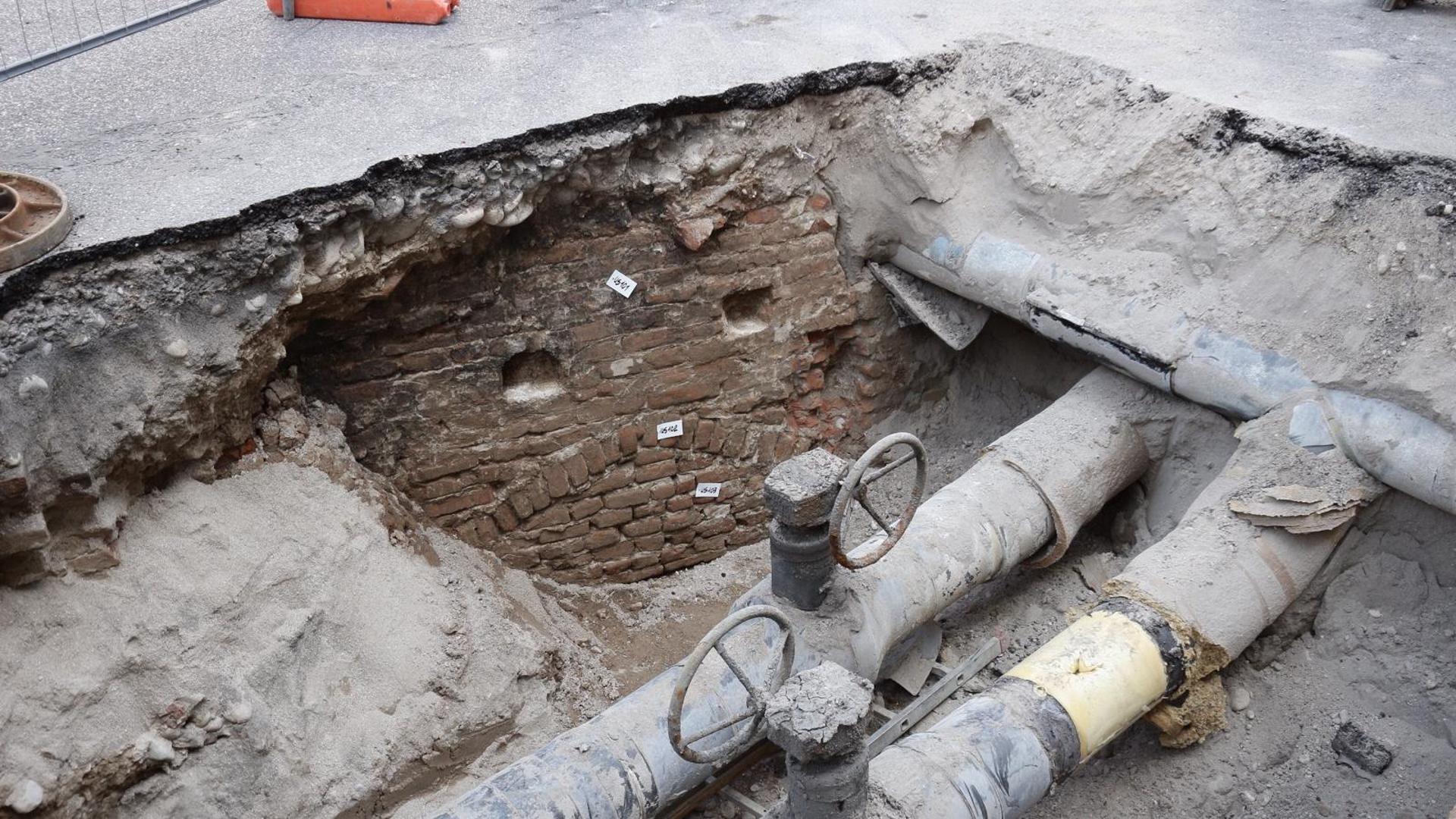 Dagli Scavi Per Il Teleriscaldamento Spunta Un Muro Antico Gazzetta