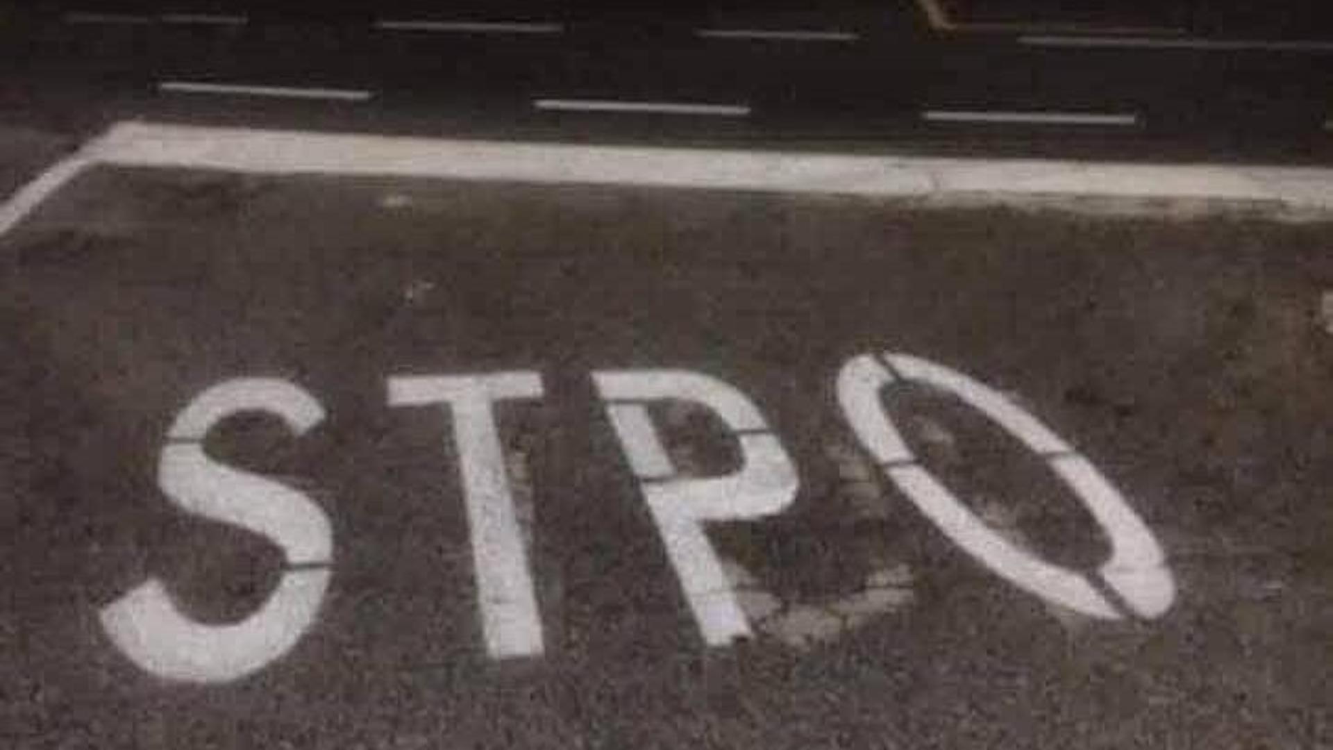 La scritta sulla strada di Goito è tutta da ridere: "stop" diventa