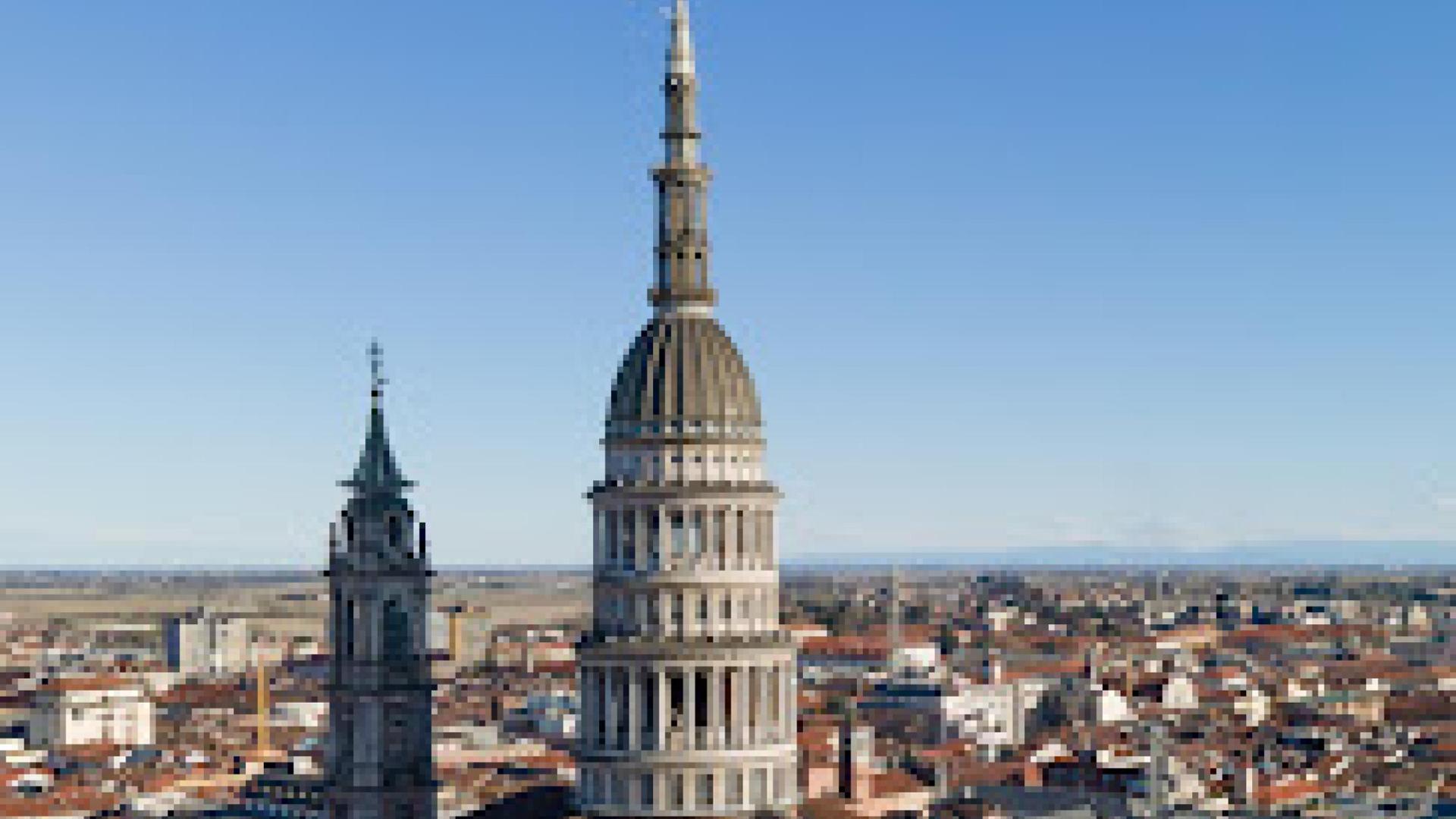 Novara, sulla cupola di San Gaudenzio con elmetto e imbragatura