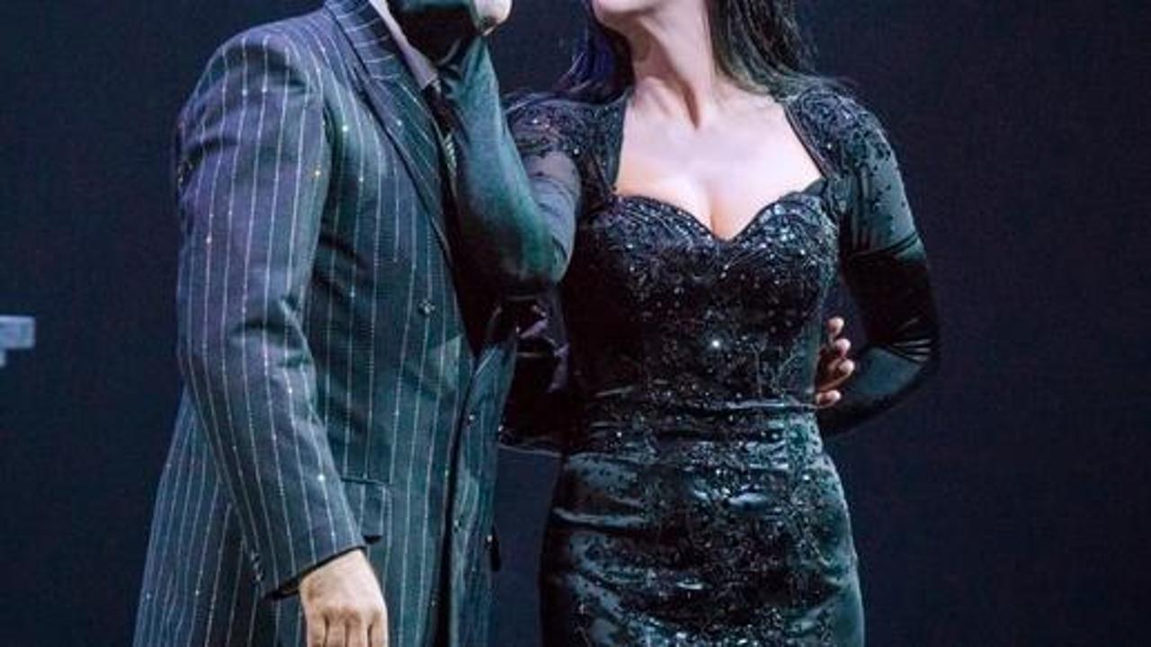 Brividi Di Humour Nero Dalla Famiglia Addams Di Elio E Geppi Cucciari 
