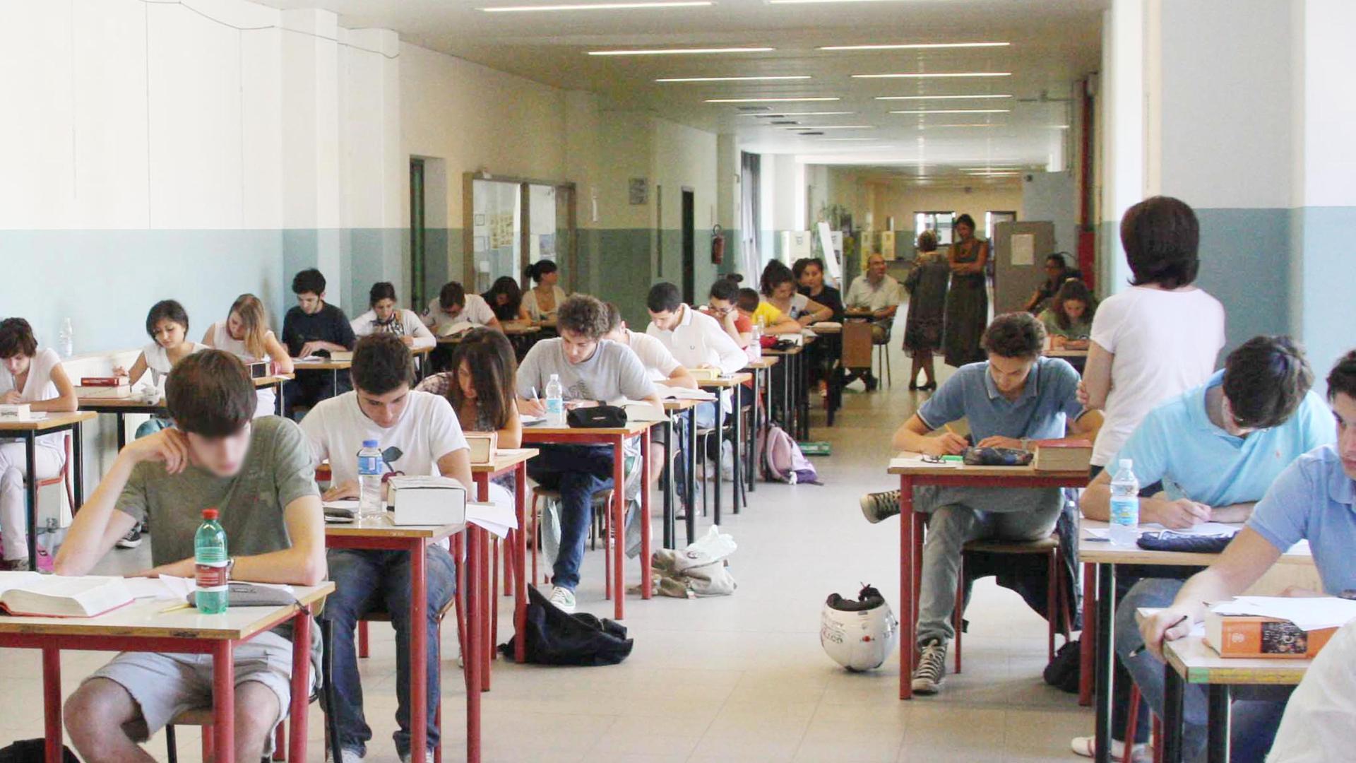 Maturità, Azzolina: «Bocciati solo in caso di provvedimenti