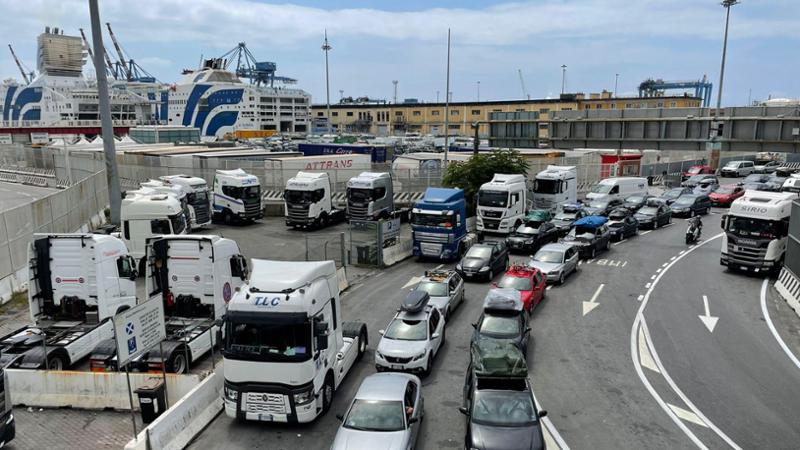 Porto di Genova, mattinata di code al Terminal Traghetti. I passeggeri