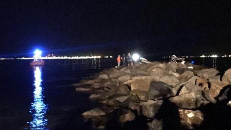 Tragedia in mare a Cagliari: gommone contro gli scogli. Muoiono due ...