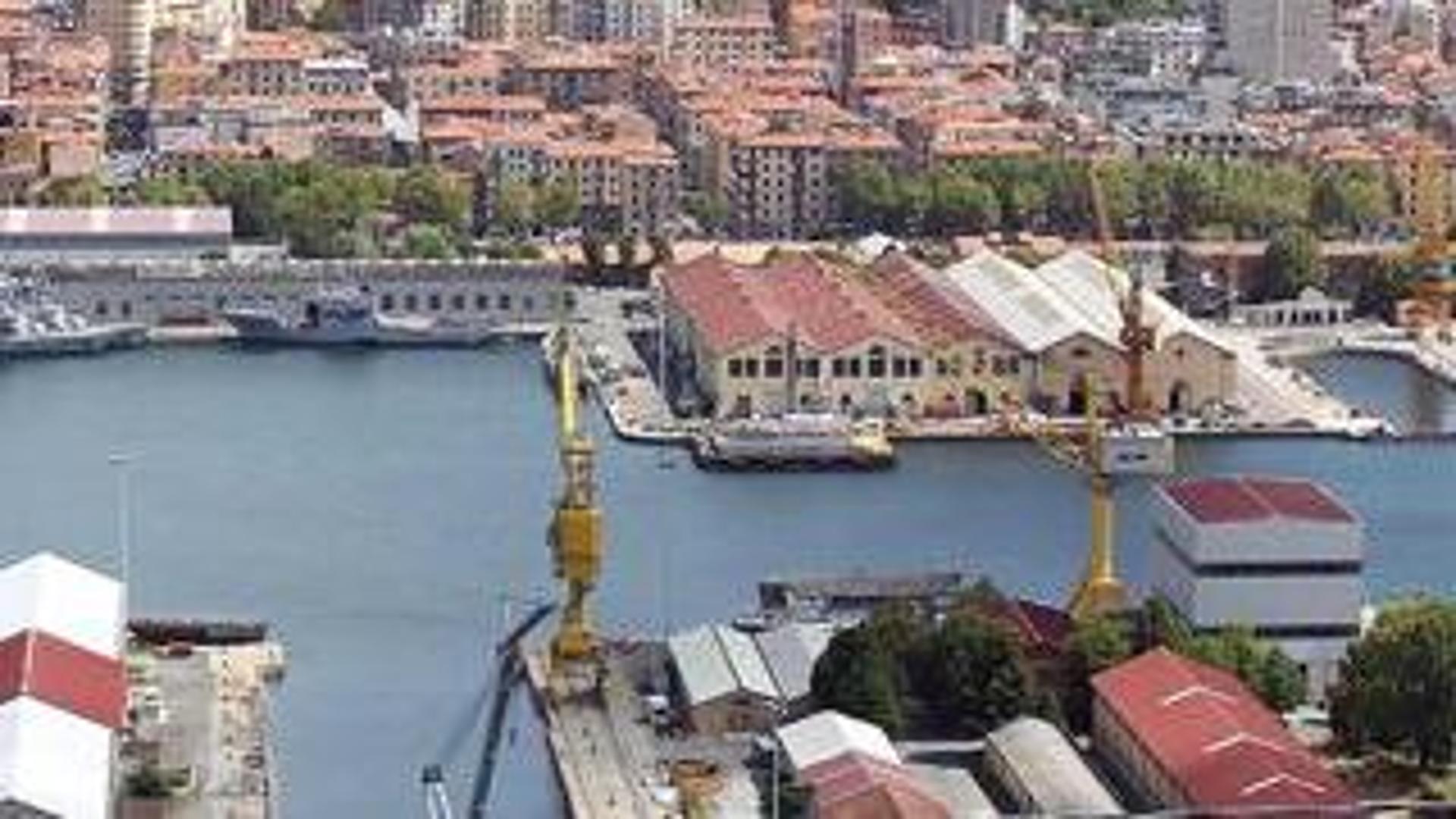 La Spezia, la nave scuola peruviana Union in arsenale: i cittadini