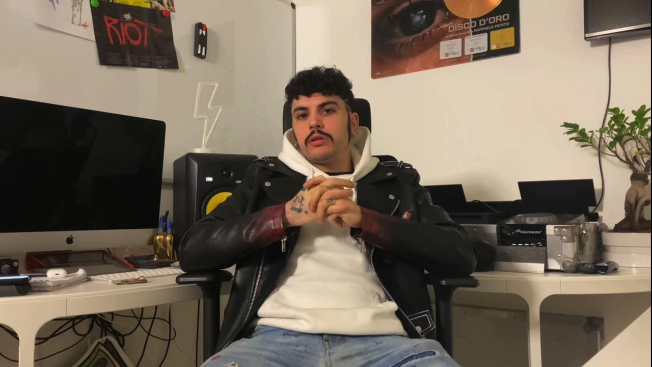 Il rapper genovese Izi torna con Riot: «La mia rivolta non violenta tra ...