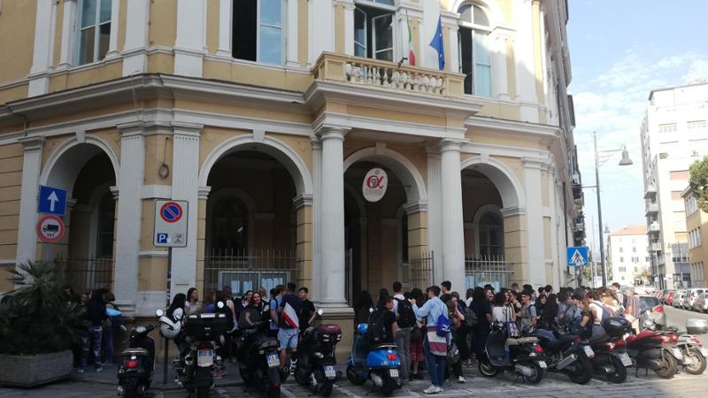 Savona Studenti Rilassati All uscita Della Prima Prova Le Tracce savona-studenti-rilassati-all-uscita-della-prima-prova-le-tracce