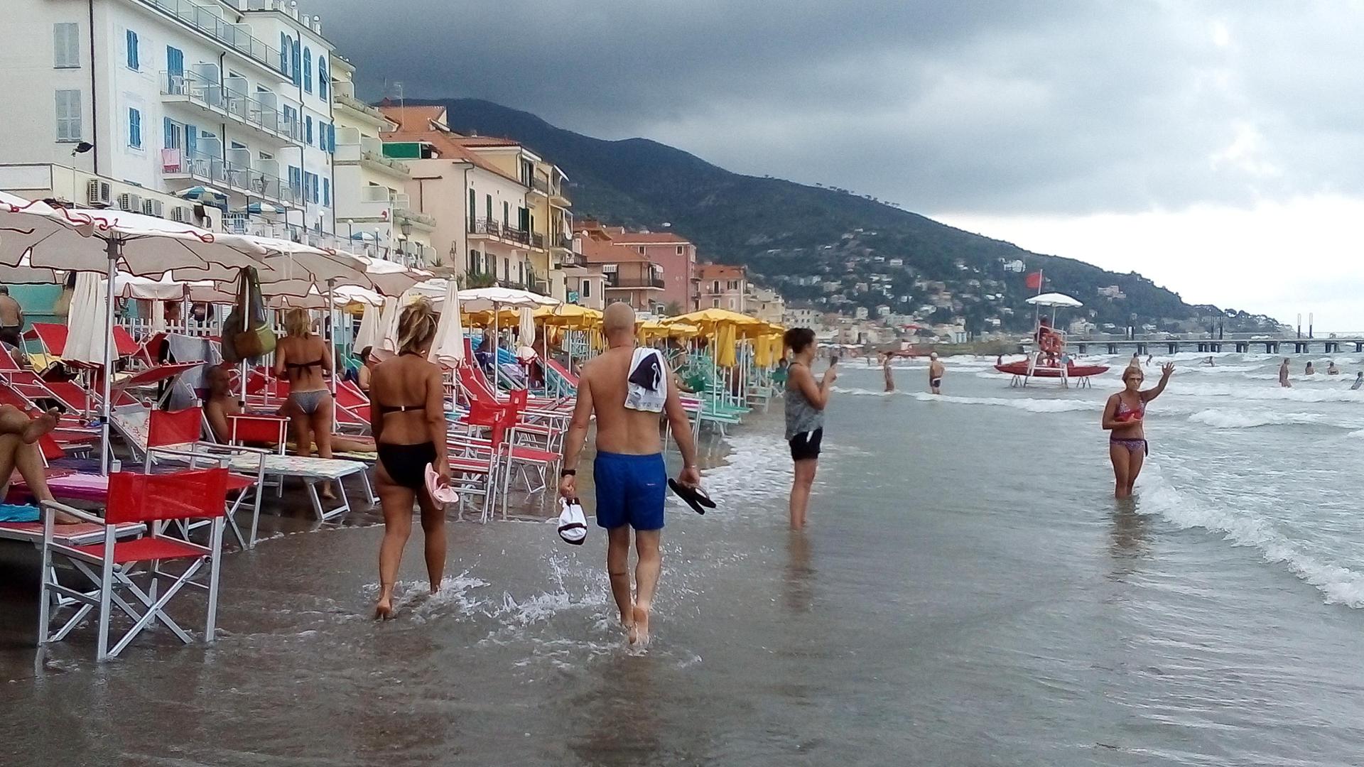 Alassio La Mareggiata Divora La Spiaggia Il Mare Fino Alla 