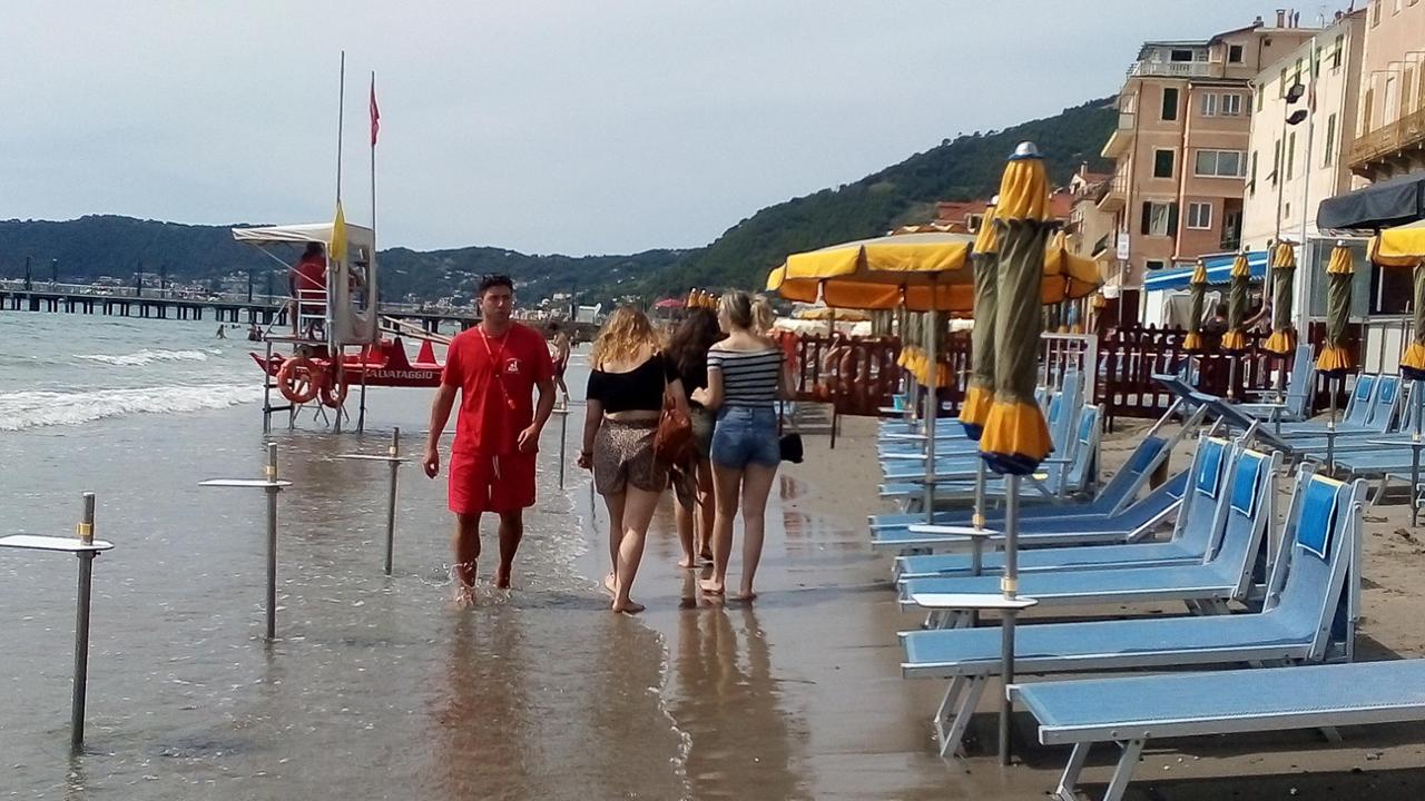 Alassio La Mareggiata Divora La Spiaggia Il Mare Fino Alla 