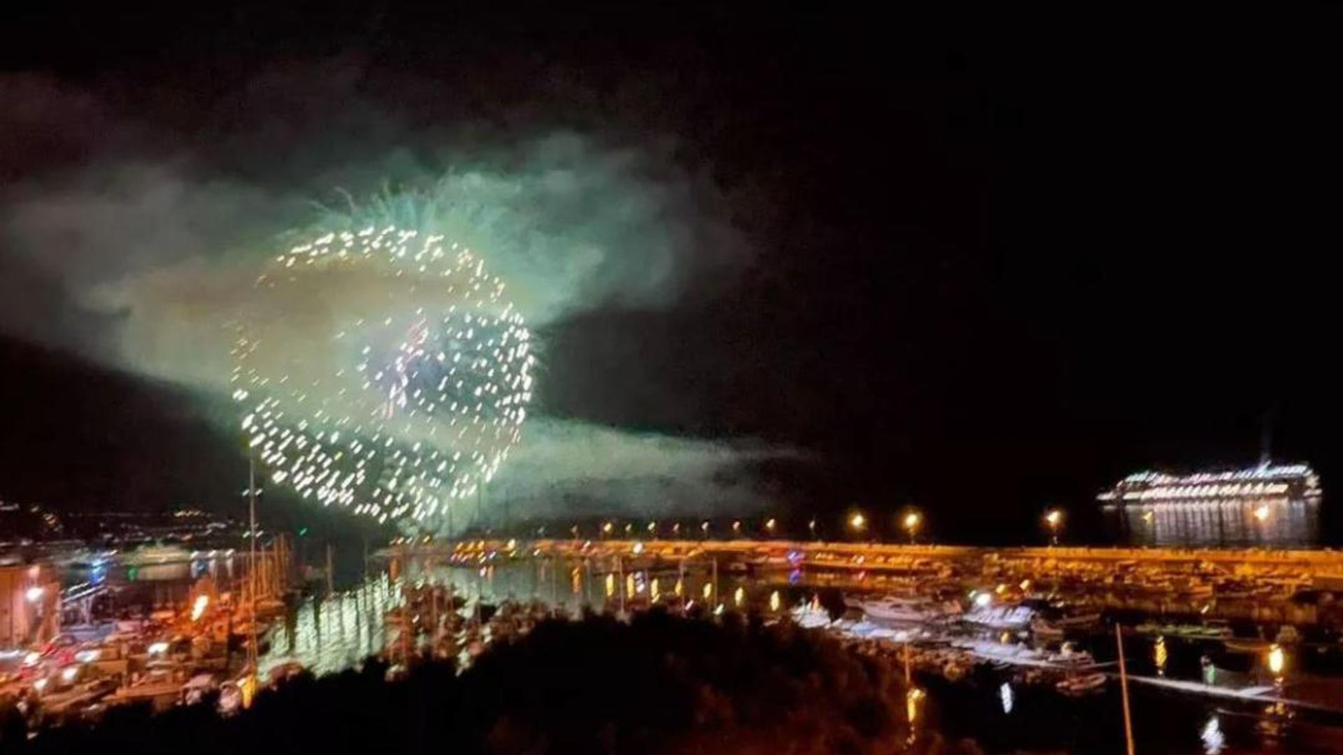 Sanremo, lo spettacolo dei fuochi d’artificio sul mare davanti a Msc ...