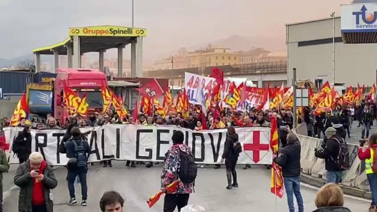Genova, la partenza del corteo contro la guerra - Il Secolo XIX