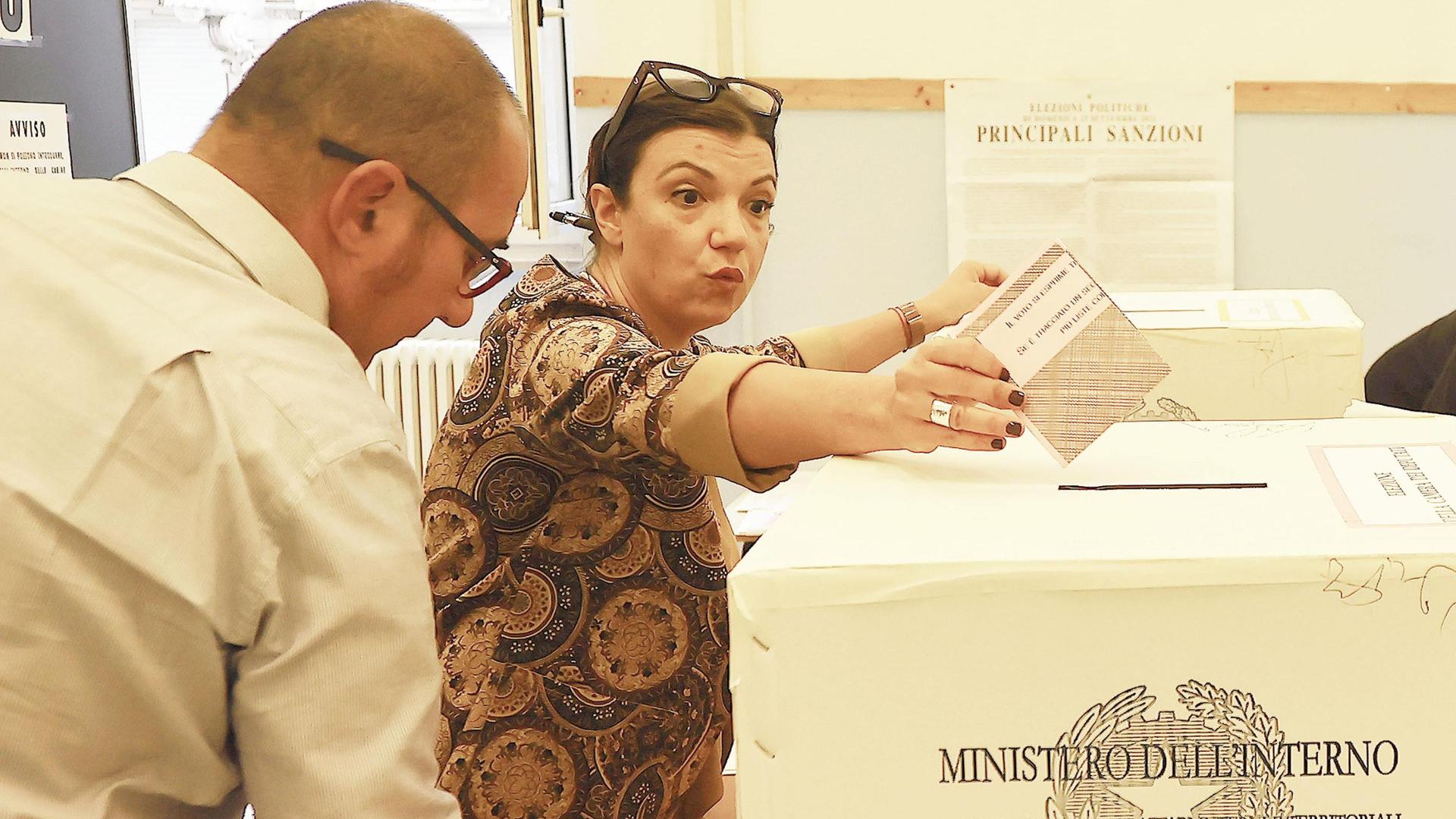 Corsa alla tessera elettorale last-minute. Alle urne dalle 15 per