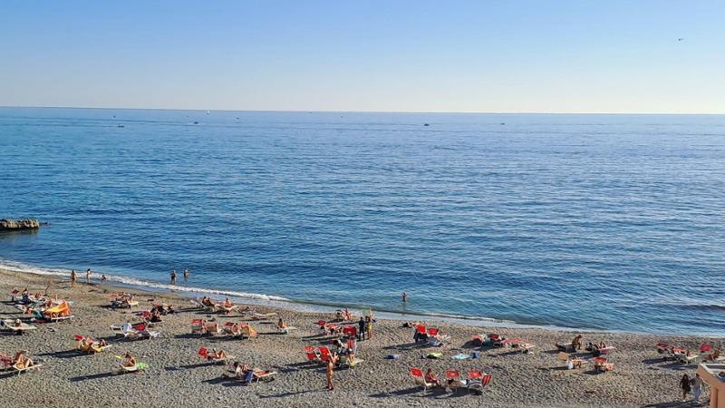 Bagni, stagione al via con tre divieti. Prezzi stabili per cabine e ombrelloni