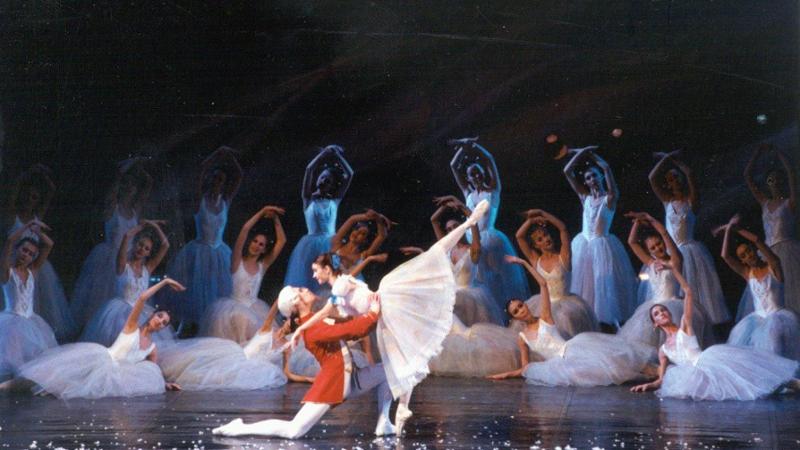 Spellbinders Sweet Schiaccianoci: Set Completo Con Carta, Fustellate E Adesivi A Tema Balletto