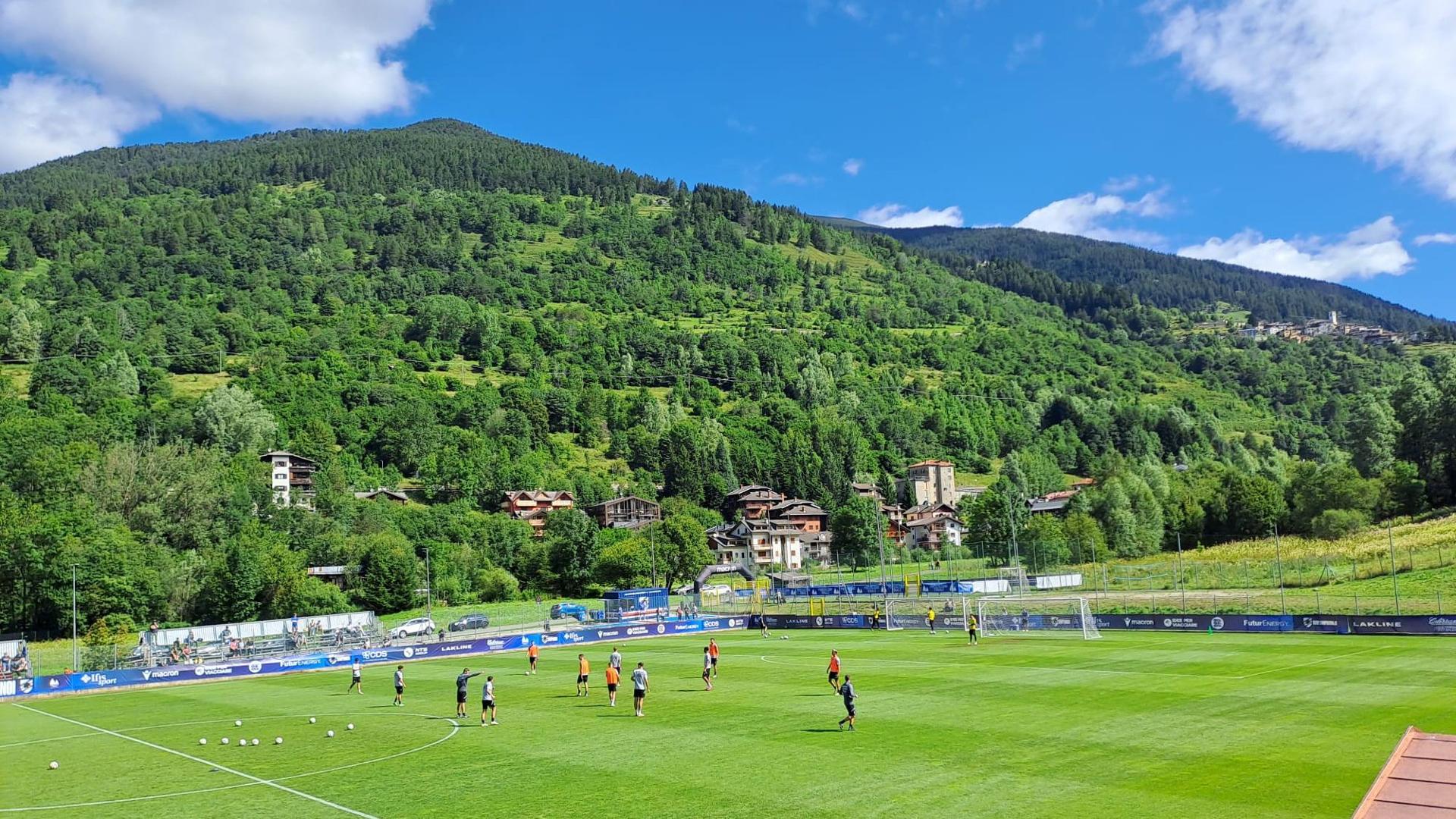 Tifosi della Sampdoria durante la preparazione estiva