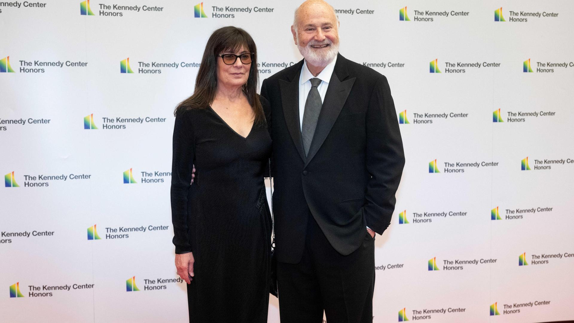 Los Angeles, il regista Rob Reiner e la moglie Michele Singer trovati morti accoltellati nella loro villa: il figlio Nick sotto interrogatorio - Il Secolo XIX