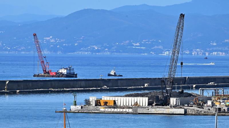 Caporalato, otto arresti. Inchiesta partita a Vado nel cantiere dei cassoni della Diga di Genova. Esplode la polemica politica
