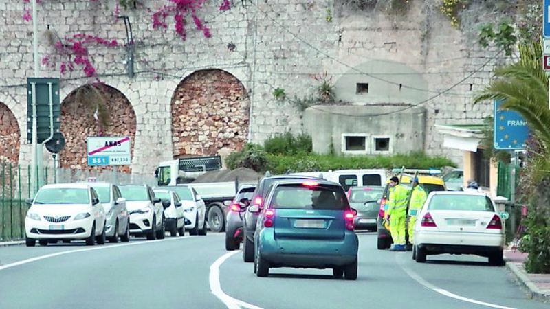 Ventimiglia, code a Ponte San Luigi: “Servono due corsie, una riservata ai furgoni”