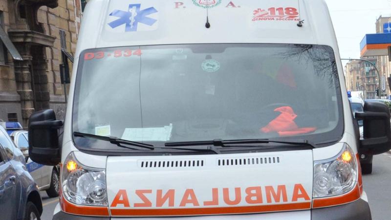 Incidente tra due auto sulla rampa di accesso al casello di Nervi, tre feriti