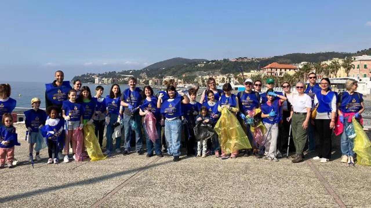 Cogoleto, grandi pulizie sulla spiaggia e "chiacchiere" in francese