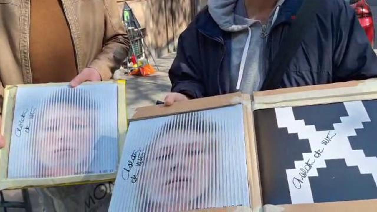 Charlotte de Witte a Genova, fan la attendono sotto l'hotel per farsi fotografare un vinile