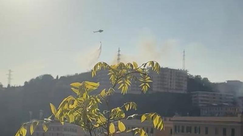 Bruciano le baracche degli orti a San Teodoro, lanci d’acqua dall’alto con l’elicottero