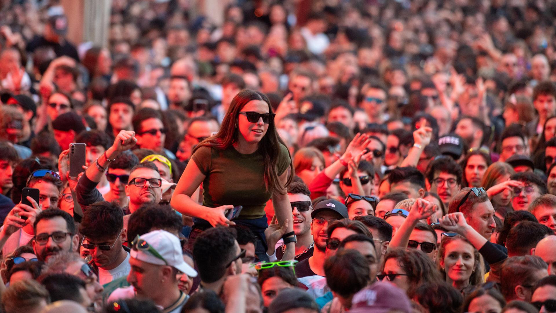 Charlotte de Witte a Genova, in mezzo alla folla di Matteotti