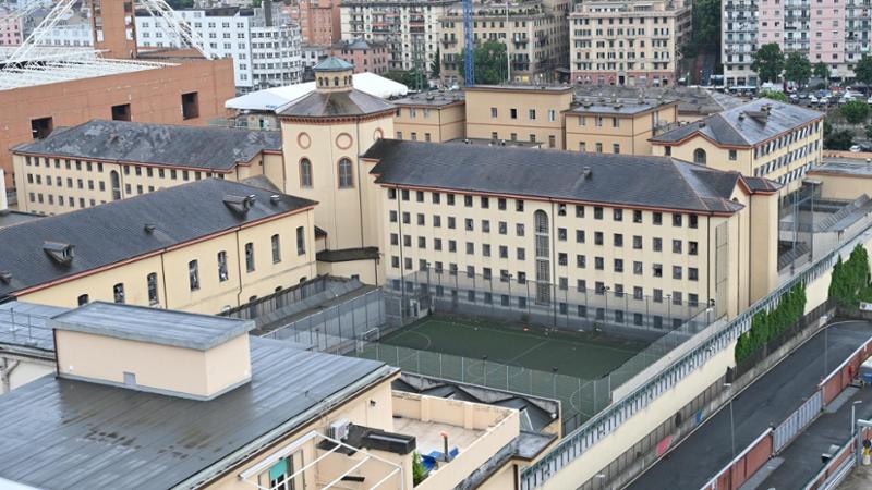 Notte di caos a Marassi: detenuto incendia la cella, agente ferito