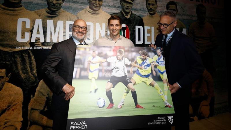 Salva Ferrer fa visita allo Spezia: “La maglia mi è rimasta addosso”