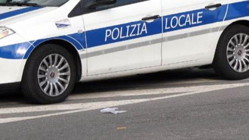 Colpisce un giovane con un pugno per derubarlo e poi fugge, indagini in corso a Genova