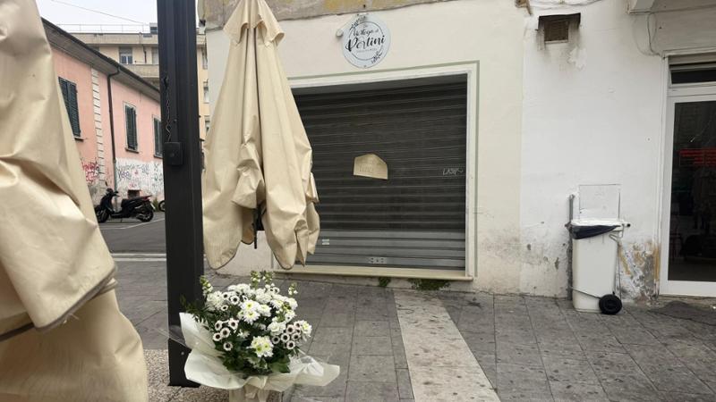 Il padre aggredito e ucciso davanti al figlio a Massa, gli inquirenti: “Colpito anche quando era a terra”