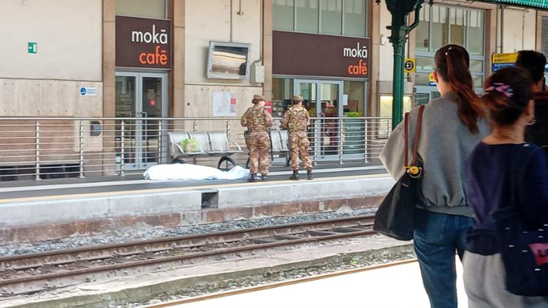 Tragedia in banchina a Principe, si accascia e muore davanti ai passeggeri