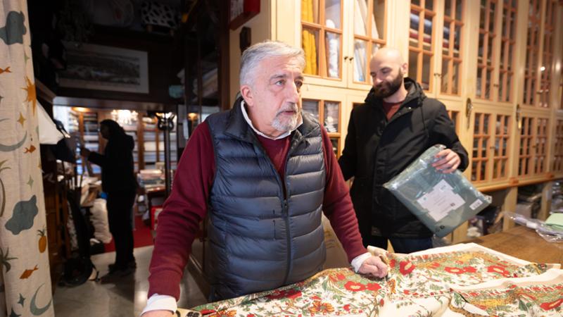 Casa di stoffe e mezzari da cinque generazioni: “Su una nostra tovaglia ha pranzato il Papa”