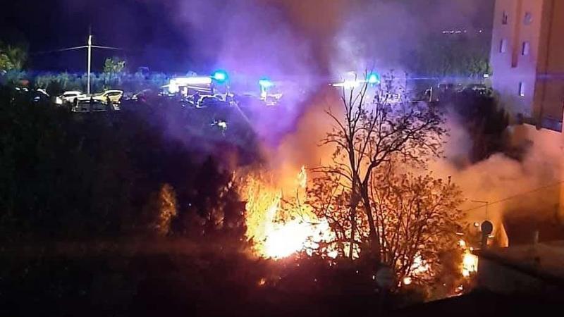 Incendio di vegetazione in via Berghini
