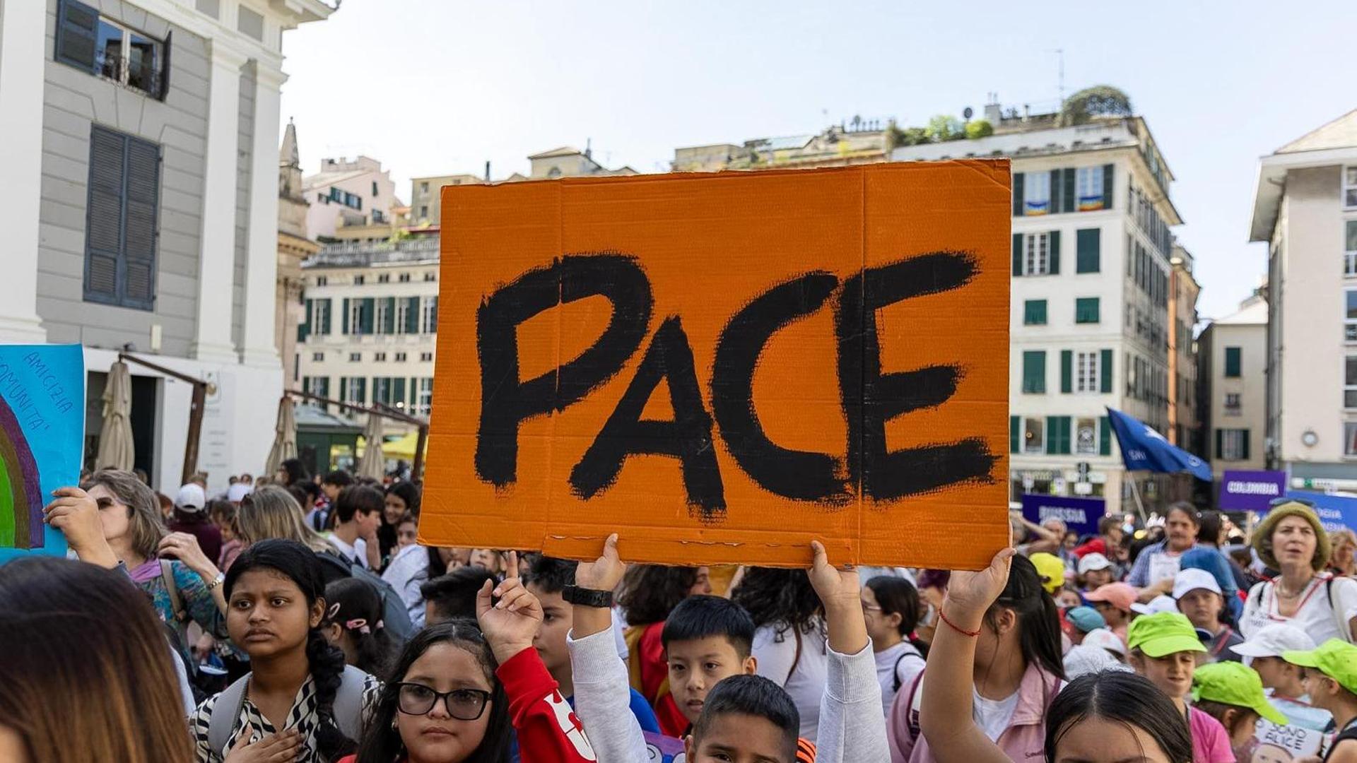 Tremila bambini in marcia per la pace a Genova