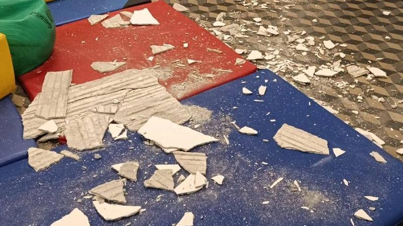 Intonaco crollato nell’asilo Girasole di Genova, bimbi trasferiti. I genitori: “Diteci quando si potrà rientrare”