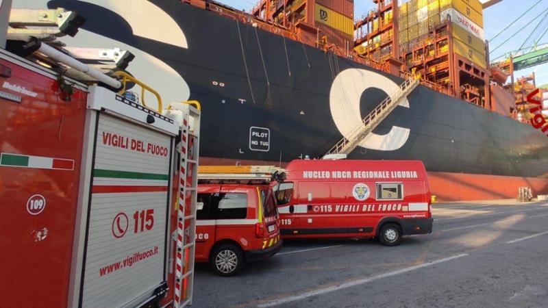 Esce fumo da un container, intervento dei vigili del Fuoco nel porto di Pra’