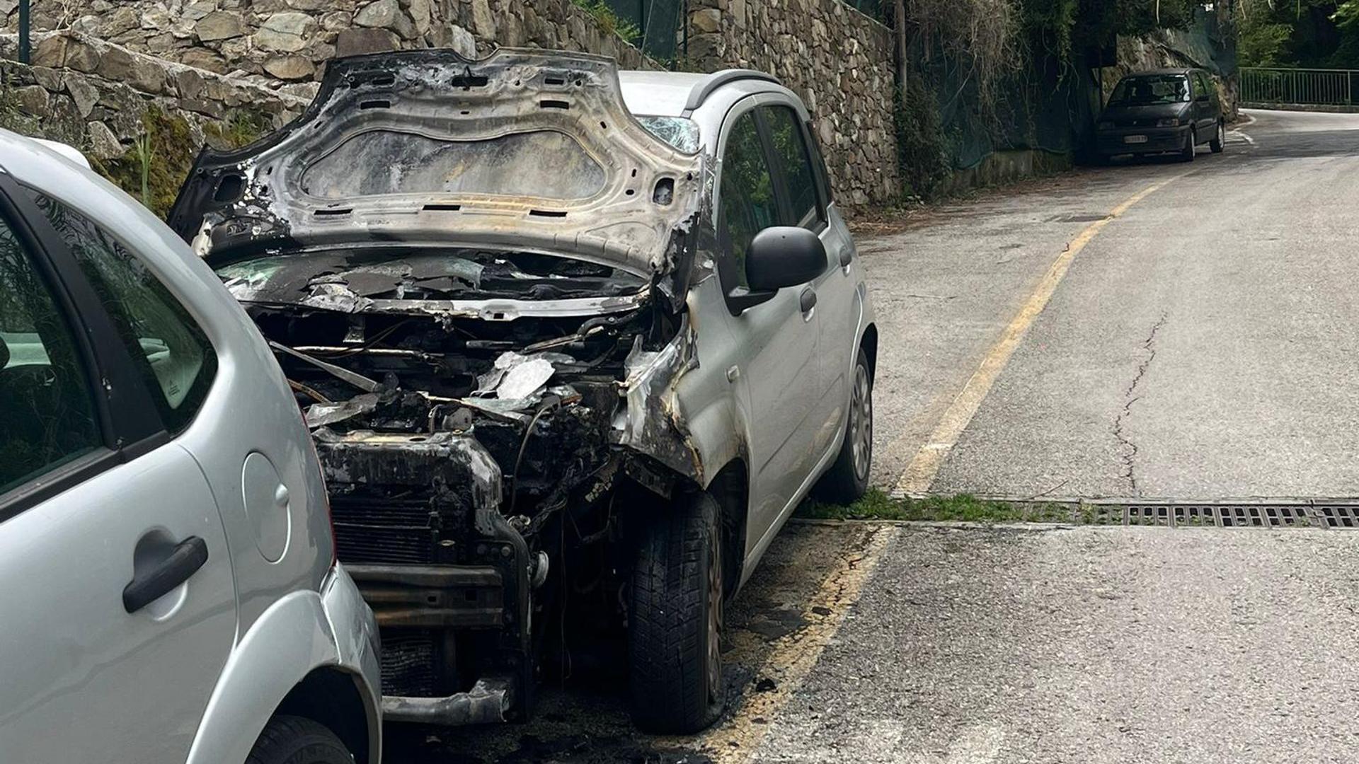 Due auto a fuoco nella notte: è caccia al piromane di Deiva Marina
