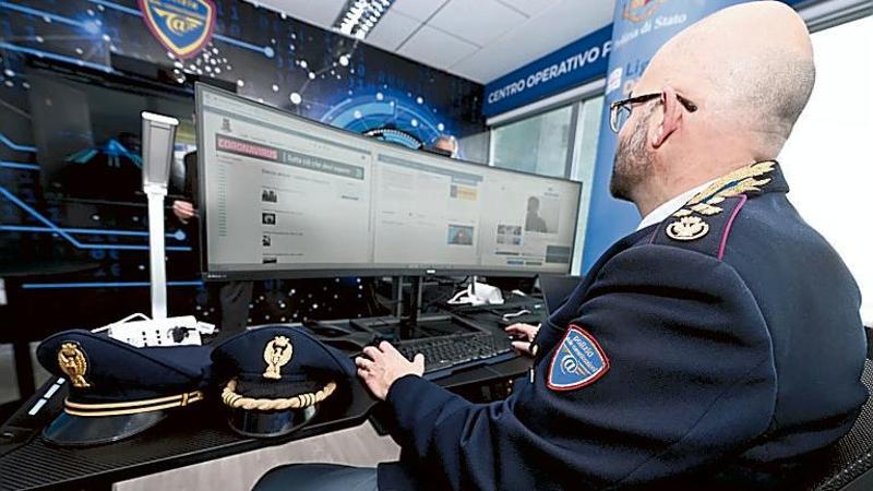 Foto di bambini al mare, pedofilo incastrato dalle chat sul cellulare. “Le ho scattate io”