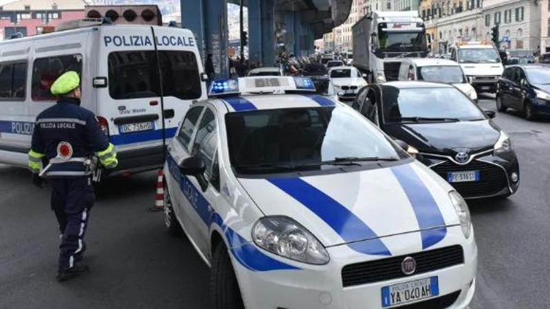 Genova, la polizia locale scopre un tassista abusivo. Confiscata l’auto e multa da 7 mila euro