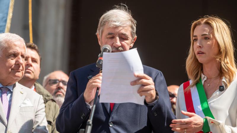 25 Aprile, Bucci fischiato durante il suo intervento. Salis si offre di aiutarlo, lui: "No, lascia perdere"