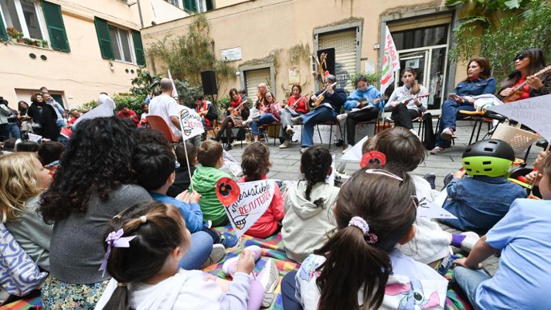 Migliaia di genovesi nei caruggi per festeggiare il 25 aprile con gli eventi di “EraOra”