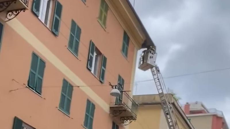 Cadono calcinacci da un palazzo, colpita un’auto in sosta