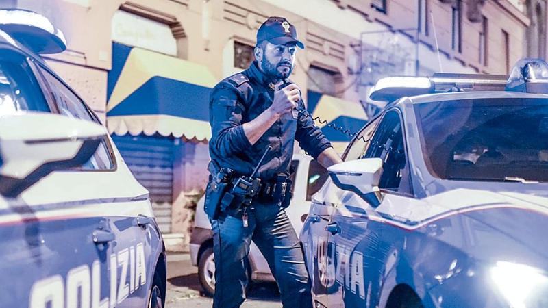 Genova: schiaffeggia la compagna e colpisce con l’accetta il figlio di lei. Denunciato dalla polizia