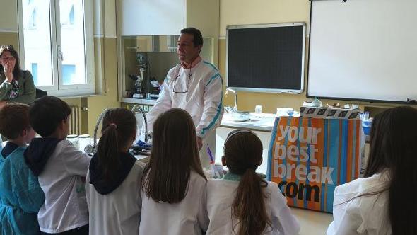 Bimbi delle Immacolatine a scuola di farmacia per il progetto con Federfarma, tra blu di metilene e compresse
