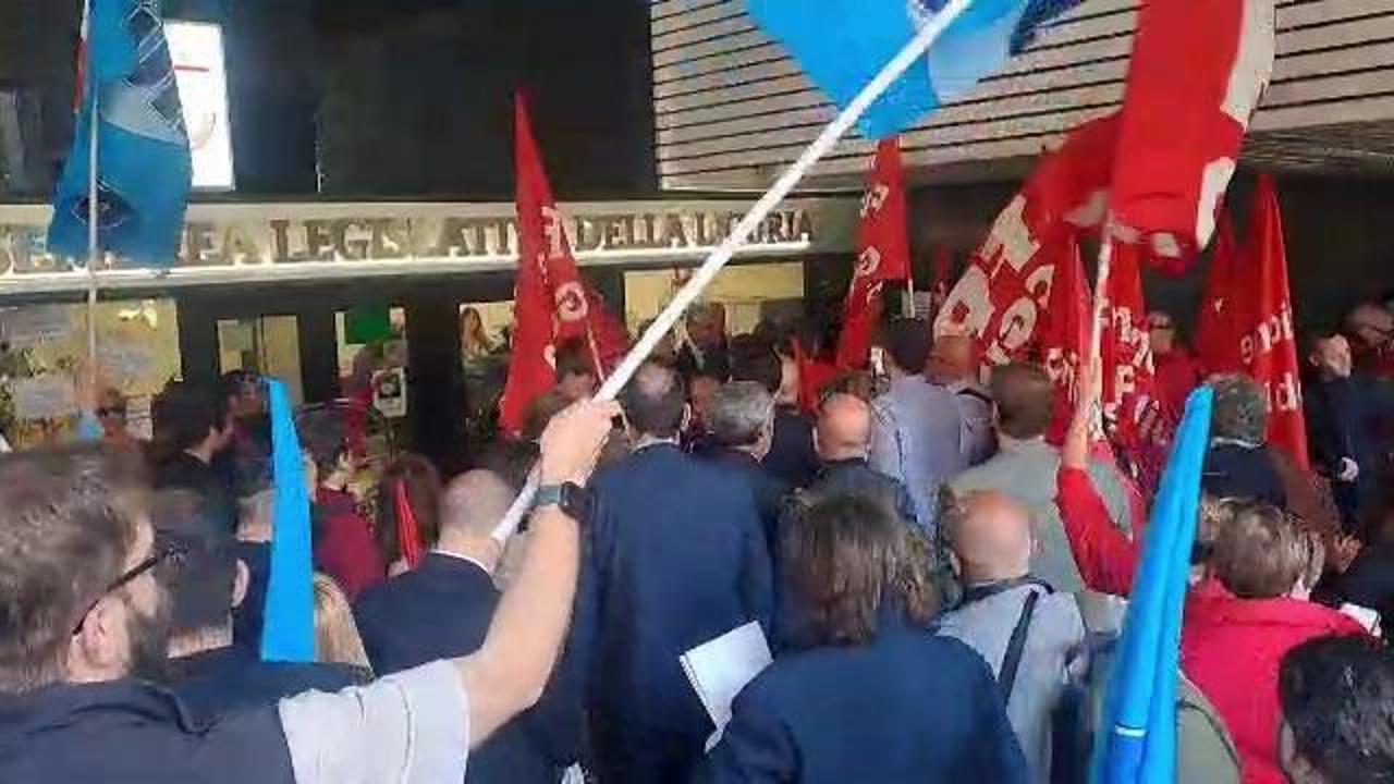 Riforma sanitaria, la protesta davanti al Consiglio regionale